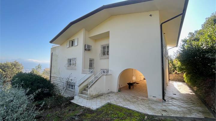 VILLA BIFAMILIARE AD. LERICI (Sp)
